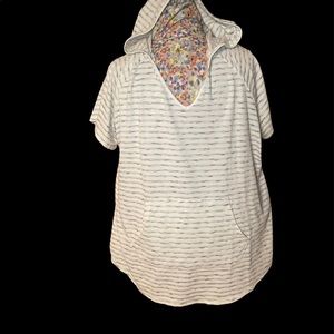 Lane Bryant Livi kangaroo pocket top w/hood 26